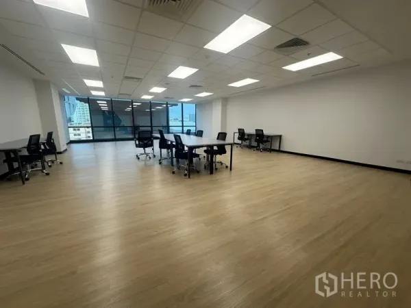 Office Space for rent in Chatuchak, Bangkok - Spacious 101 sqm office space with large glazing and flexible desk layout in Chatuchak.
