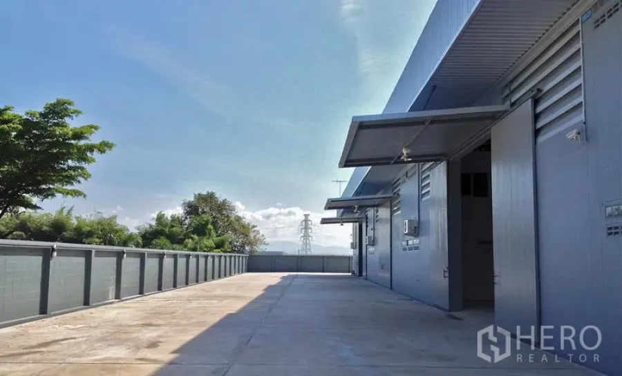 คลังสินค้า ให้เช่าในSi Racha, Chon Buri - ทางวิ่งบริการริมโกดัง มีช่องขนถ่ายสินค้า รั้วล้อม ท้องฟ้าโปร่ง