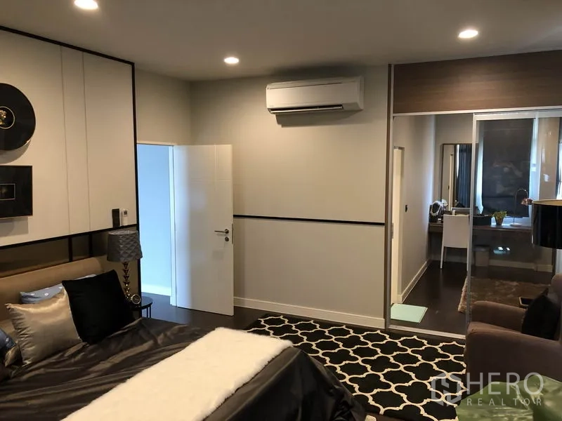 Detached House for rent in Bang Kapi, Bangkok - Master bedroom view to ensuite and walk-in closet with air conditioning.