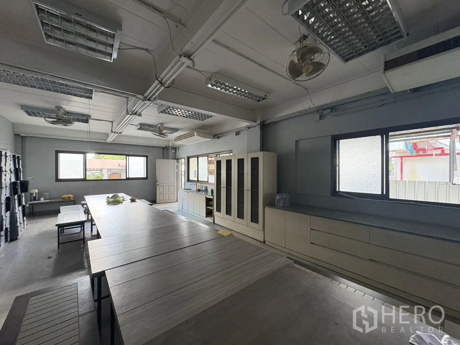 Factory for sale in Khlong Toei, Bangkok - Air-conditioned canteen with long tables and windows