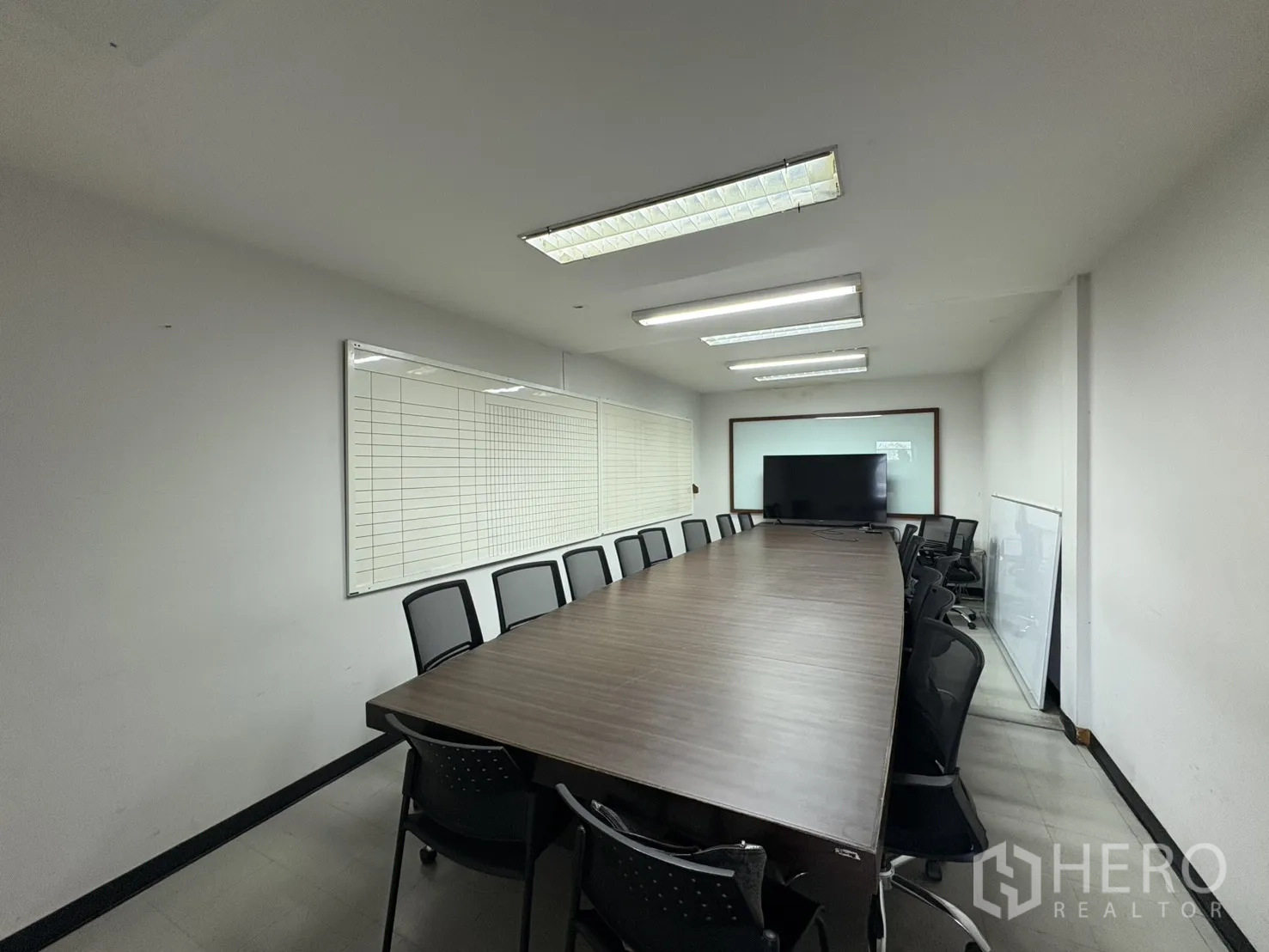 Factory for sale in Khlong Toei, Bangkok - Long boardroom with a conference table and TV display