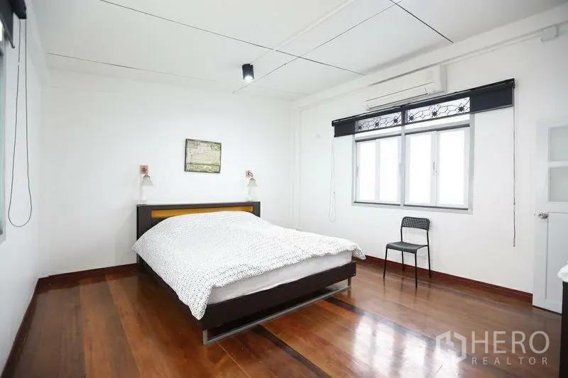 带办公室的家 出租在Khlong Toei, Bangkok - 宽敞卧室，大窗、白墙与亮泽木地板。