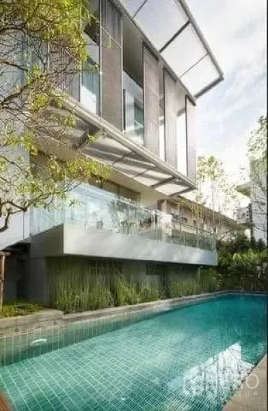 联排别墅 出租在Huai Khwang, Bangkok - 曼谷汇狂区现代联排别墅外观，玻璃阳台俯瞰碧绿泳池与花园景观。