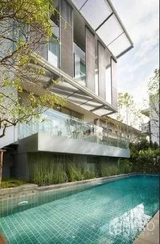 联排别墅 出租在Huai Khwang, Bangkok - 曼谷汇狂区现代联排别墅外观，玻璃阳台俯瞰碧绿泳池与花园景观。