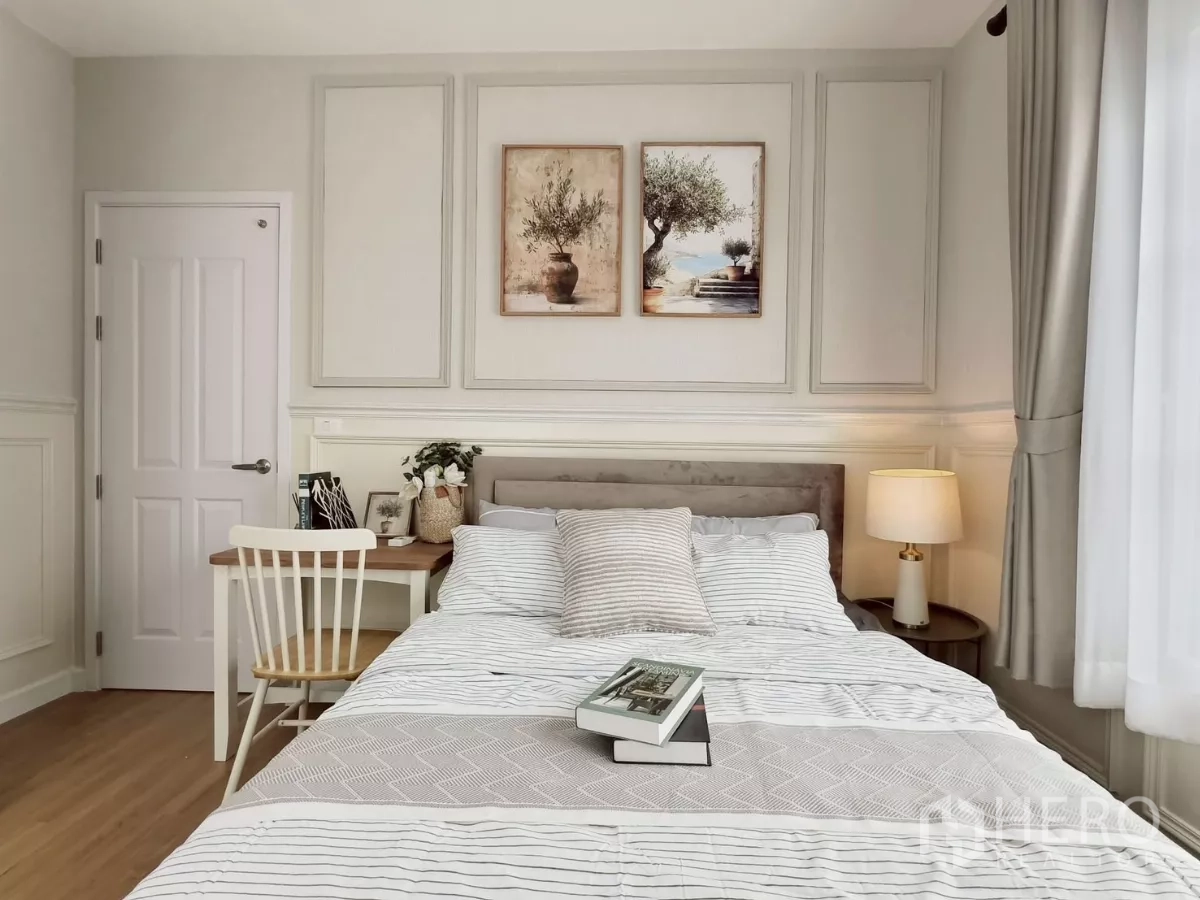 Detached House for rent in Khlong Luang, Pathum Thani - Guest bedroom front view with desk and wall art above the headboard