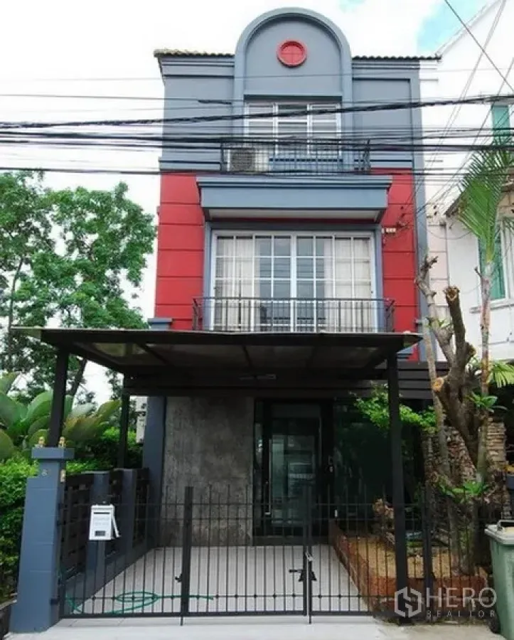 สำนักงานที่บ้าน ให้เช่าในLat Phrao, Bangkok - โฮมออฟฟิศสูงสามชั้น หน้าบ้านมีโรงจอดรถและระเบียง ในย่านลาดพร้าว