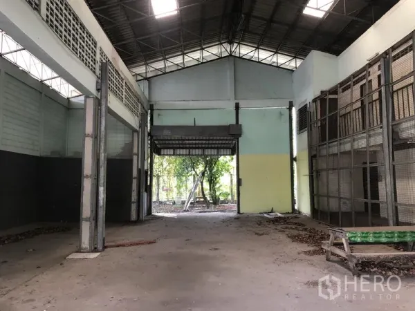货栈 出租或出售在Lam Luk Ka, Pathum Thani - 高挑仓库内部，卷帘门与自然采光。