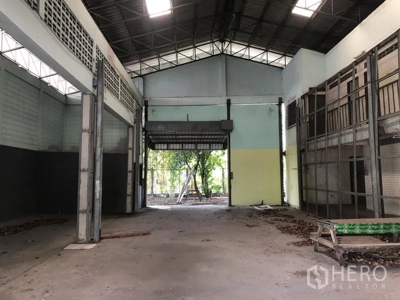 货栈 出租或出售在Lam Luk Ka, Pathum Thani - 高挑仓库内部，卷帘门与自然采光。