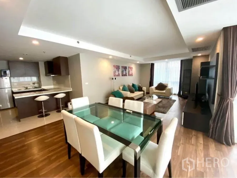 Condominium for rent in Pathum Wan, Bangkok - Open-plan kitchen, dining, and lounge layout in a contemporary condo.