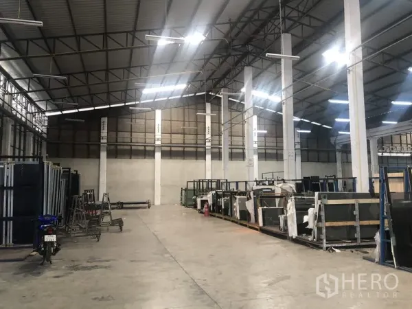 Warehouse for rent in Nonthaburi - High-clear warehouse bay with wide aisles suitable for stacking and loading.