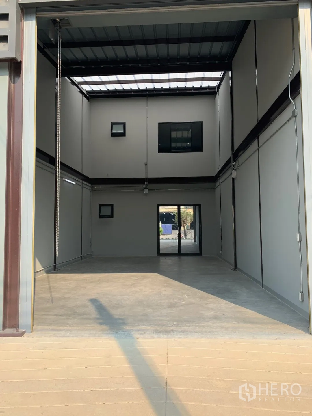 仓库 for rent in Bang Phli, Samut Prakan - 前方装卸区，卷闸门开启并带有坡道。