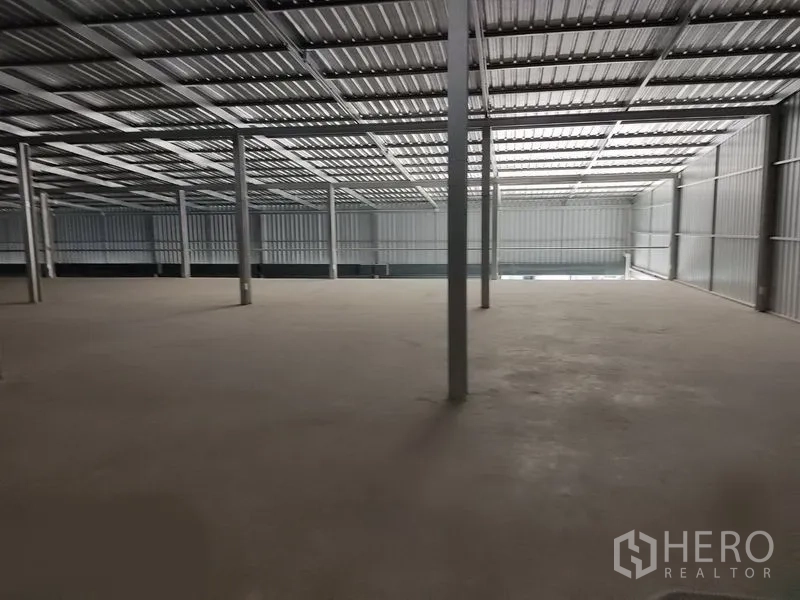 货栈 出租在Bang Kapi, Bangkok - 大型夹层空间，跨距宽阔，屋面采光带引入自然光。