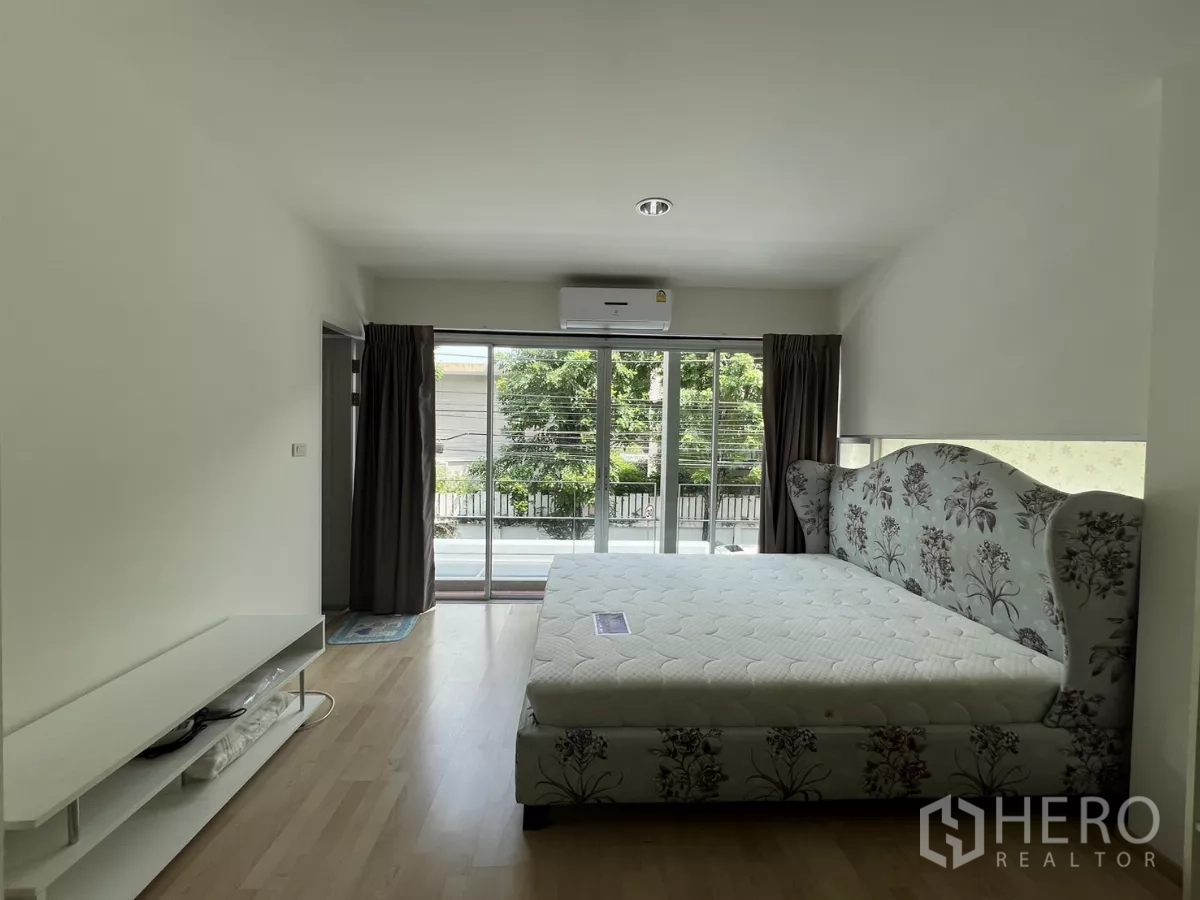 Townhouse for rent in Suan Luang, Bangkok - Bathroom with walk-in shower, toilet, and countertop basin.