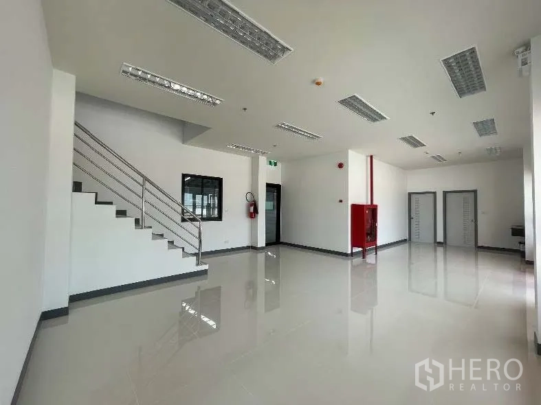 工厂 for rent in Bang Sao Thong, Samut Prakan - 一层办公室空间含楼梯、紧急指示、多扇门与消防设备。