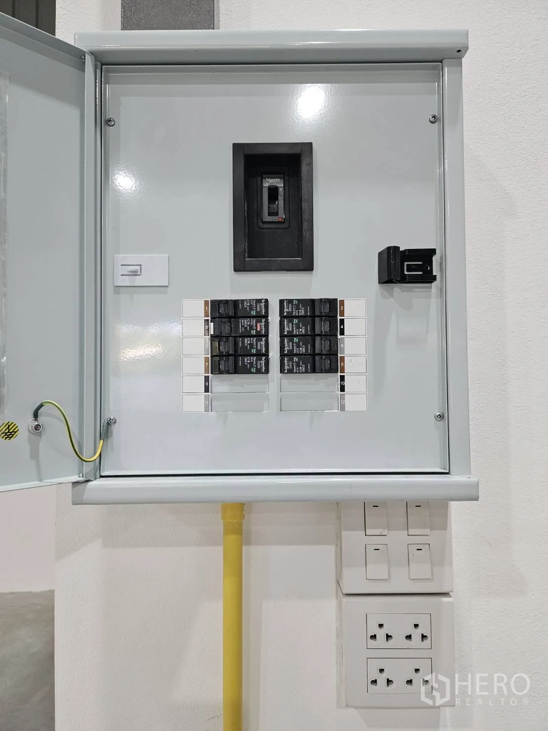 Warehouse for rent in Mueang Samut Prakan, Samut Prakan - Electrical distribution panel with breakers and multiple outlets.