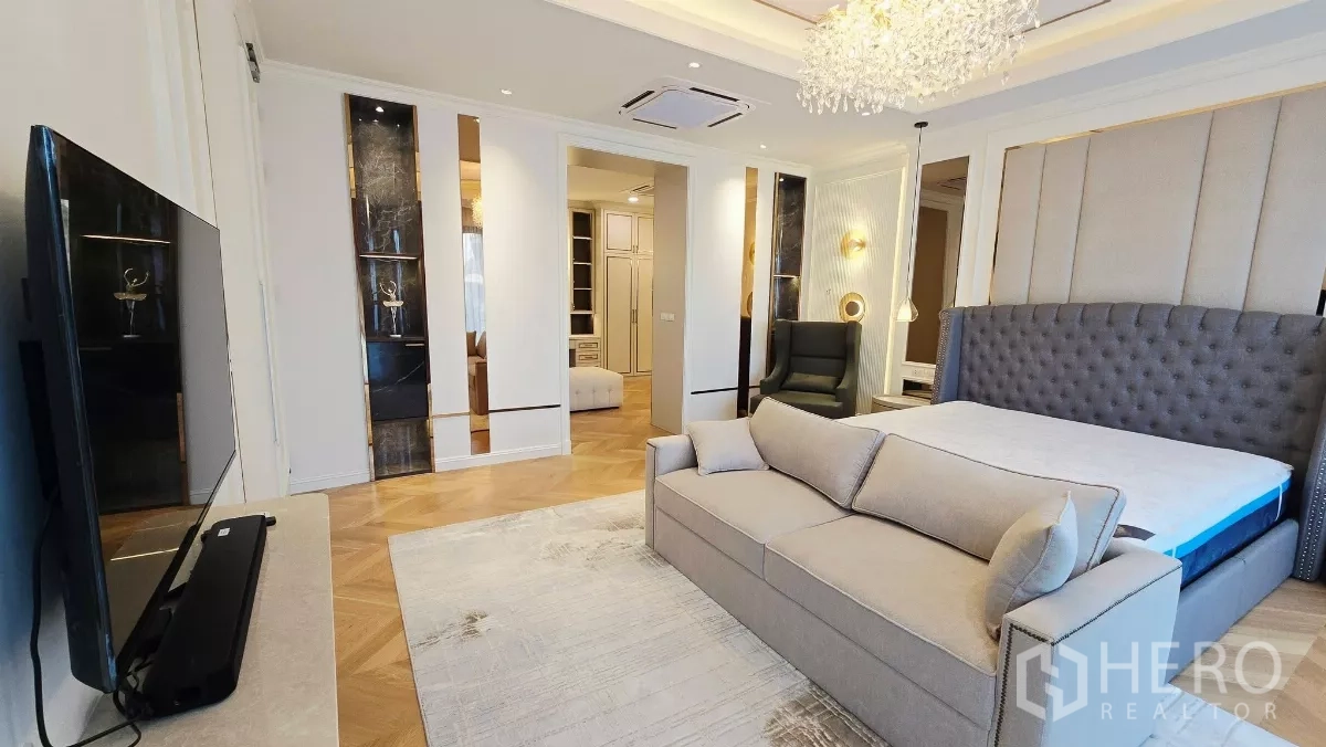 Detached House for rent in Prawet, Bangkok - Another view of the spacious master suite facing the TV wall.