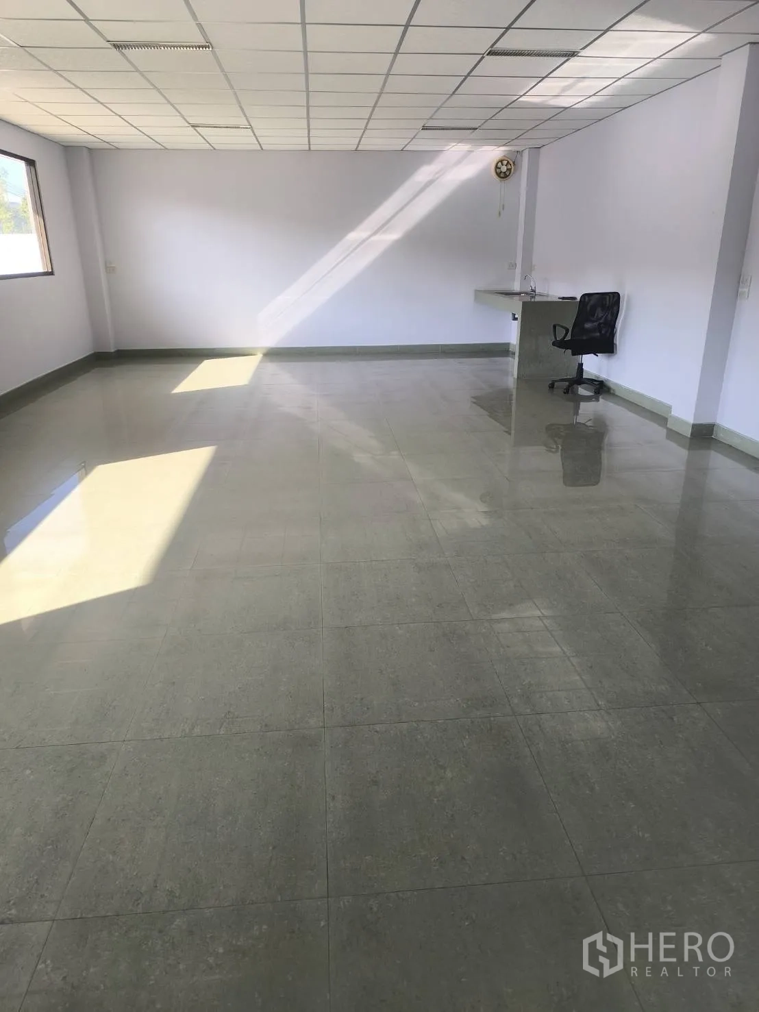 工厂 for sale in Khlong Luang, Pathum Thani - 采光明亮的办公室，地砖、吊顶和大窗。