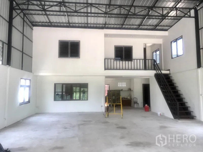 货栈 出租在Lam Luk Ka, Pathum Thani - 挑高仓库内部，带夹层办公室与金属桁架屋顶