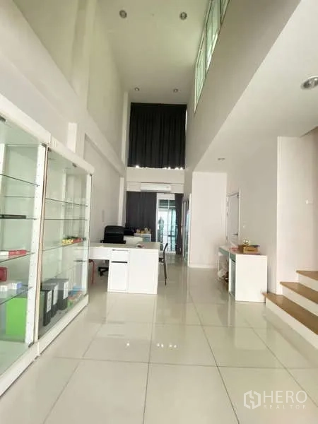 สำนักงานที่บ้าน ให้เช่าหรือขาย - พื้นที่ทำงานแบบโอเพ่นสเปซ มีตู้โชว์ เพดานสูง แสงสว่างจากหน้าต่างสองด้าน