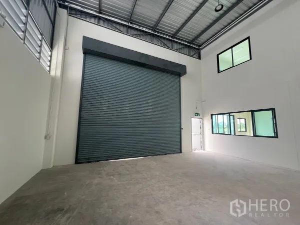 工厂 出租在Bang Phli, Samut Prakan - 仓库装卸区，超大卷闸门、挑高空间与内置办公窗。