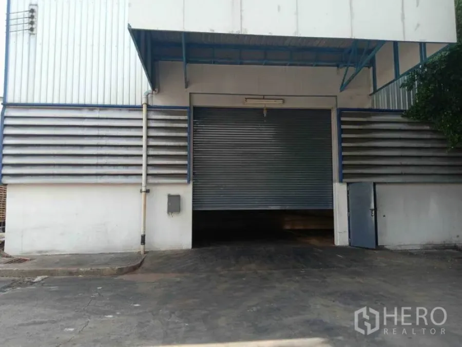 Factory for rent in Samut Prakan - Large column-free production area with skylights and cross-ventilation windows along both sides.