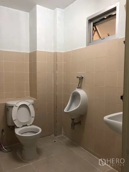 货栈 出租在Bang Phli, Samut Prakan - 仓库内的整洁卫生间，配坐便器、小便池与洗手盆。