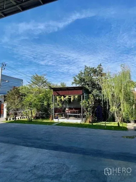 货栈 出售在Min Buri, Bangkok - 仓库院内的园景花园与小亭，绿树环绕。