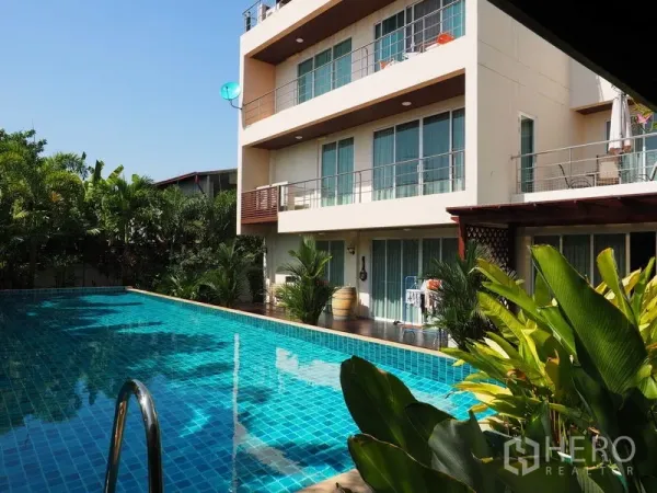 สำนักงานที่บ้าน ขายในPhra Khanong, Bangkok - อาคารโฮมออฟฟิศ 3 ชั้น กระจกบานใหญ่ มองเห็นสระว่ายน้ำส่วนตัวสีฟ้าและสวนทรอปิคอล