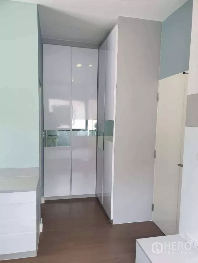 Detached House for rent or sale in Prawet, Bangkok - Corner wardrobe with high-gloss doors and wood flooring