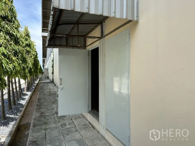 โรงงาน ให้เช่าในBang Phli, Samut Prakan - ห้องน้ำกระเบื้องสะอาด พร้อมอ่างล้างหน้า โถสุขภัณฑ์ และโถปัสสาวะ
