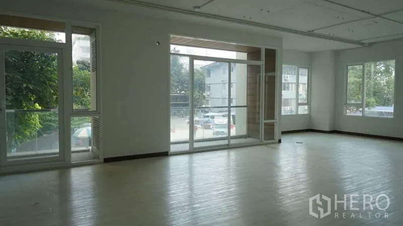 Retail Space for rent in Khlong Toei, Bangkok - Corner retail space with floor-to-ceiling windows to a balcony, abundant natural light and neighborhood views.