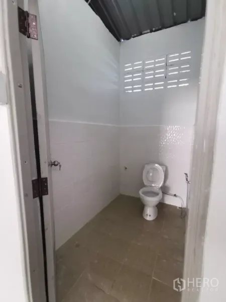 货栈 出租在Min Buri, Bangkok - 仓库内洁净卫生间，配坐便器与喷枪。