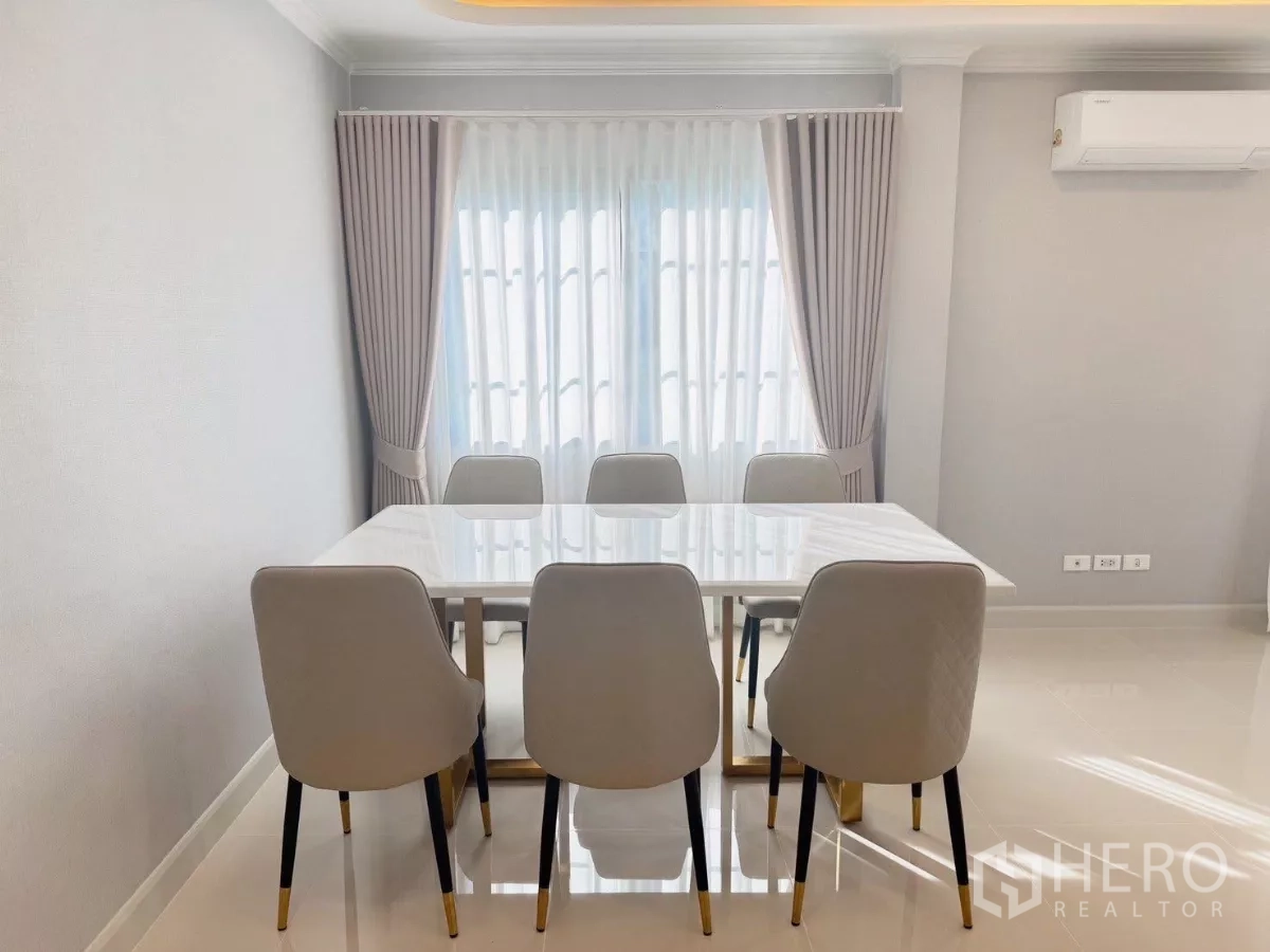Detached House for rent or sale in Bang Phli, Samut Prakan - Dining space with large windows, double curtains and air conditioner.