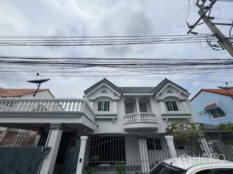 Home Office for rent in Phra Khanong, Bangkok - Two-storey white home office with balcony and gated entrance in Phra Khanong.