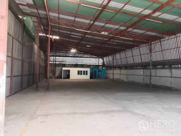 货栈 出租在Saphan Sung, Bangkok - 开放式存储大厅，侧墙通风百叶，红色钢梁，无遮挡大开间