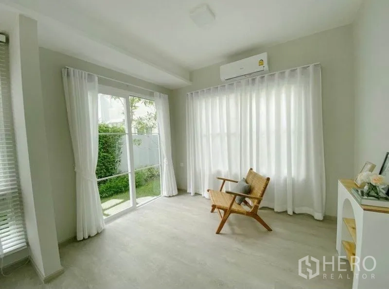 Detached House for rent in Prawet, Bangkok - Multi-purpose ground-floor room with sliding doors to a private garden.