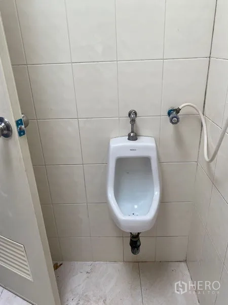 货栈 出租在Chatuchak, Bangkok - 瓷砖卫浴内的挂式小便器。