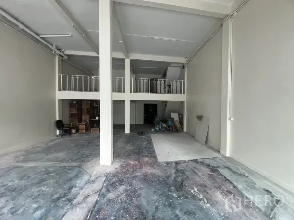 店屋 出租在Watthana, Bangkok - 宽敞开放式一层，高挑天花并设有夹层。