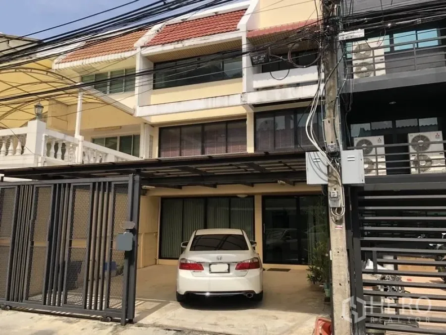 สำนักงานที่บ้าน ให้เช่าในKhlong Toei, Bangkok - ด้านหน้าโฮมออฟฟิศ 3 ชั้นในคลองเตย พร้อมโรงจอดรถและประตูรั้วเหล็ก