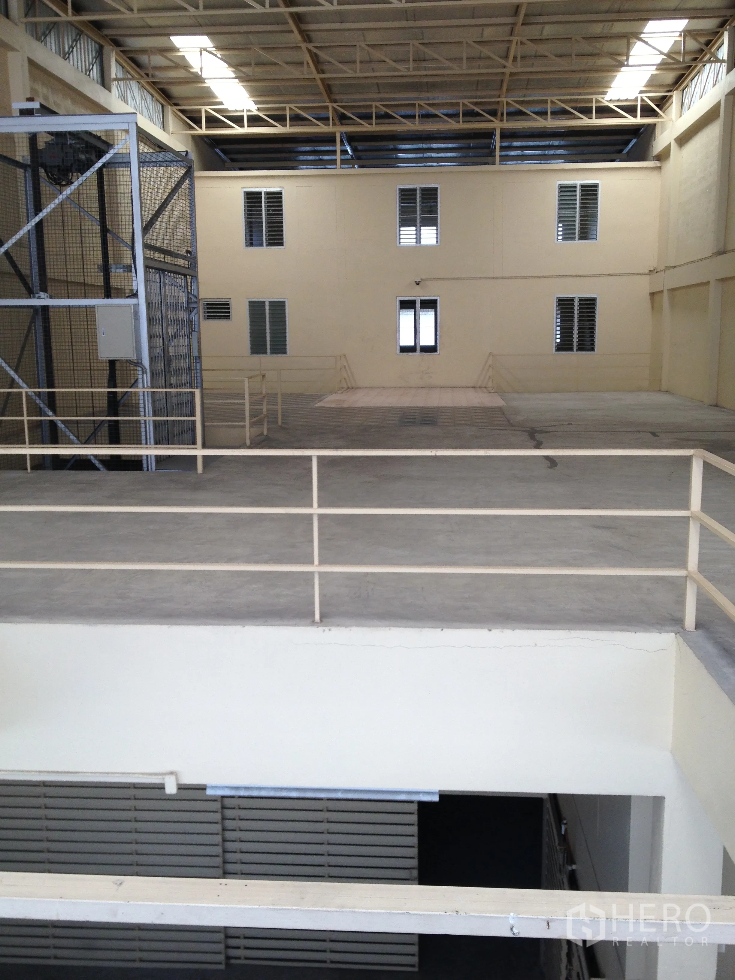 Factory for rent in Thung Khru, Bangkok - View toward raised platform with doors and ventilation windows across open floor.