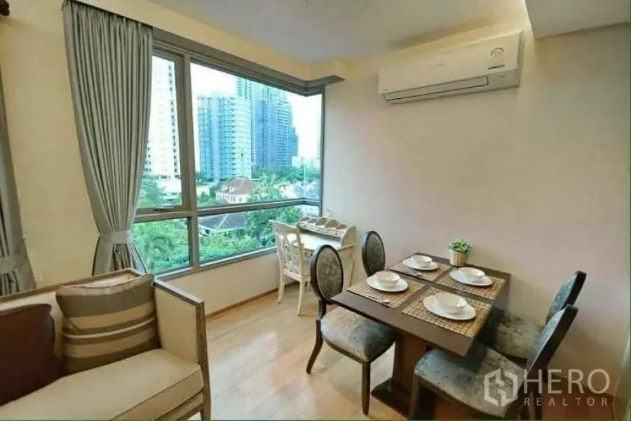 คอนโด ให้เช่าในWatthana, Bangkok - มุมทานอาหารสว่างไสวข้างหน้าต่างบานใหญ่ พร้อมวิวเมืองและเครื่องปรับอากาศ