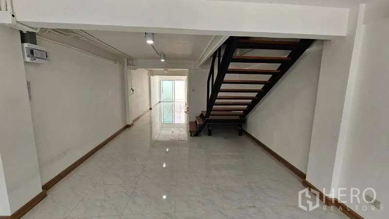 สำนักงานที่บ้าน ให้เช่าในBang Na, Bangkok - ชั้นล่างแบบโอเพ่นสเปซ พื้นกระเบื้องเงา พร้อมบันไดโครงเหล็ก