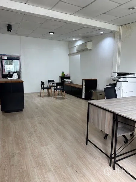 店屋 出租在Khlong Toei, Bangkok - 明亮的零售/办公空间，接待台与工作站，仿木地板。