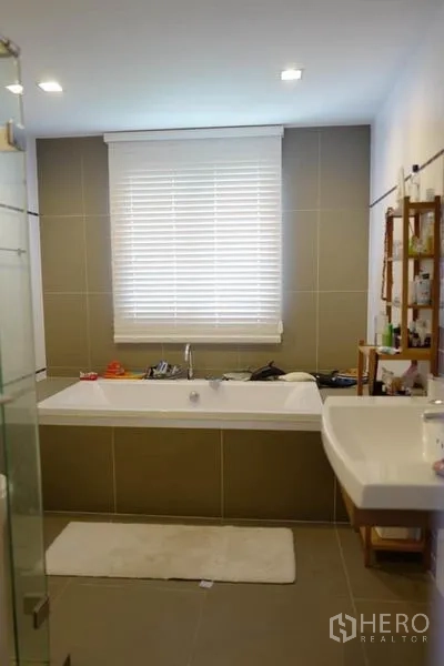บ้าน ขายในPak Kret, Nonthaburi - มุมห้องน้ำที่มีอ่างอาบน้ำขนาดใหญ่ใต้หน้าต่างบานมู่ลี่