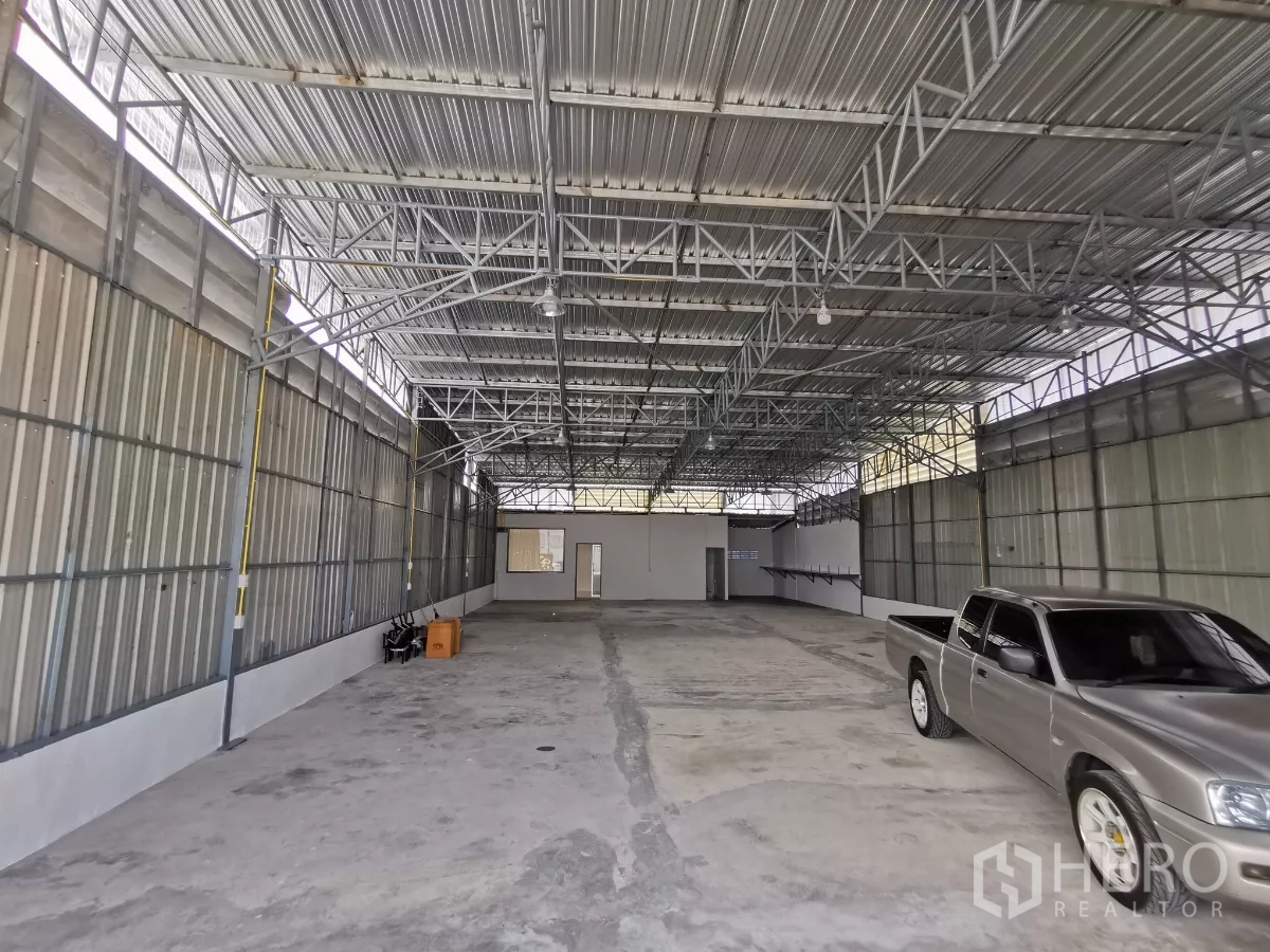 货栈 出租在Min Buri, Bangkok - 开阔仓储区，尽头可见内部办公室。