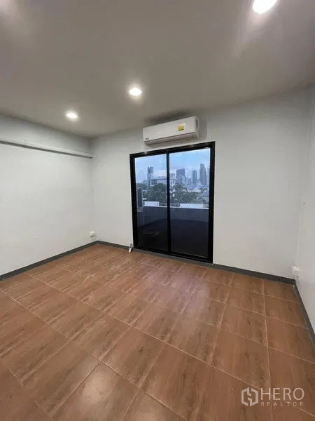 Home Office for rent in Chatuchak, Bangkok - Upper floor room with city view from sliding glass door and wall AC.