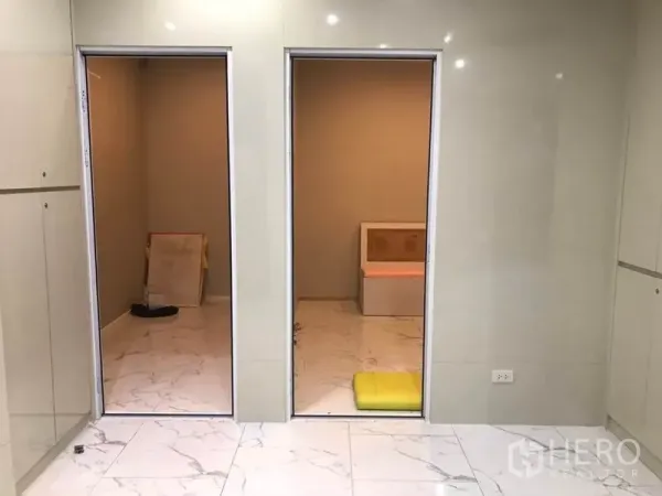 Retail Space for rent in Watthana, Bangkok - Two compact rooms opening from the main retail area with glossy tiled floors and neutral walls.