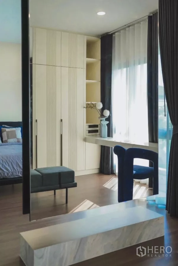 Detached House for rent in Bang Phli, Samut Prakan - Master bedroom with built-in wardrobe, study desk and floor-to-ceiling windows.