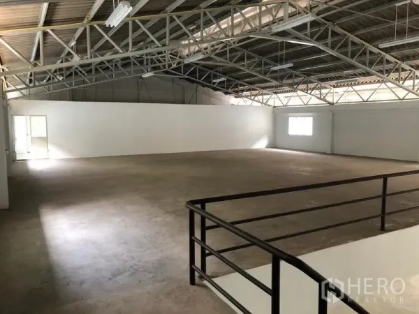 Factory for rent in Pak Kret, Nonthaburi - Upper production floor with steel truss roof and wide clear-span workspace.