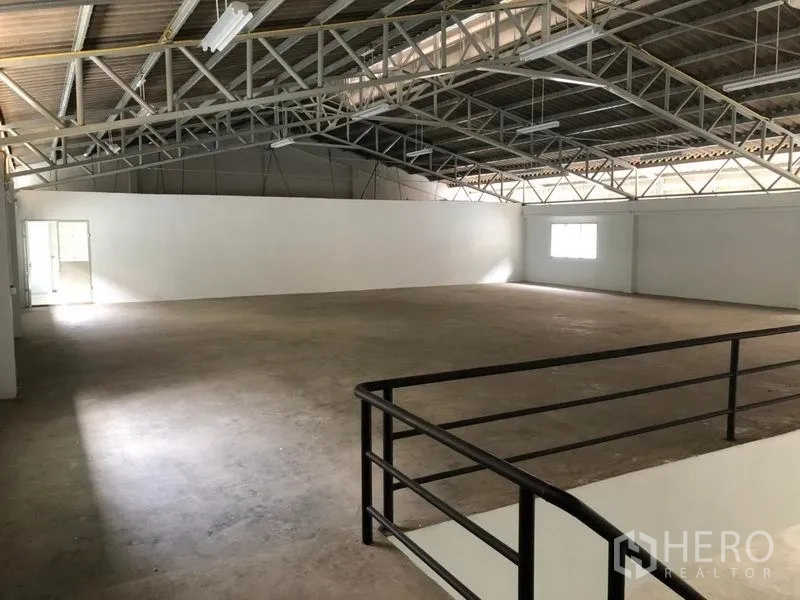 Factory for rent in Pak Kret, Nonthaburi - Upper production floor with steel truss roof and wide clear-span workspace.